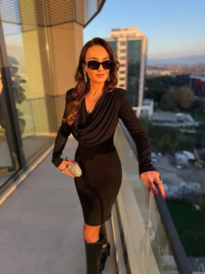 Siyah Degaje Yaka Likralı İthal Işıltılı Kumaş Elbise