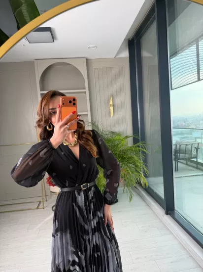 Siyah Gri Desenli Piliseli Kemerli Şifon Elbise