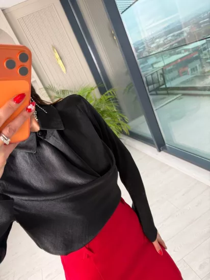 Siyah Degaje Ve Düğme Yakalı Bluz