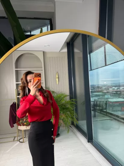 Kırmızı Degaje Ve Düğme Yakalı Bluz