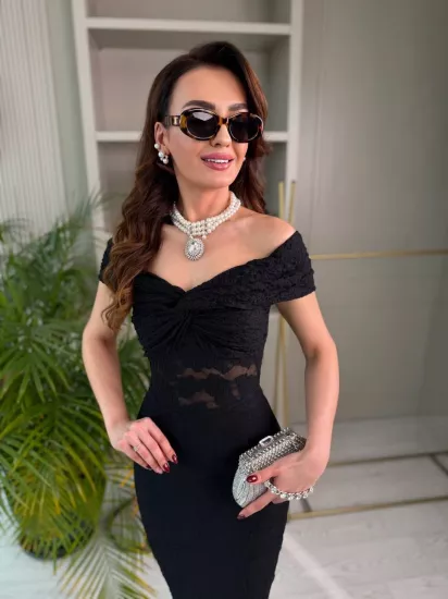 Siyah Tasarım Kayık Yaka Astarlı Likralı Dantel Elbise