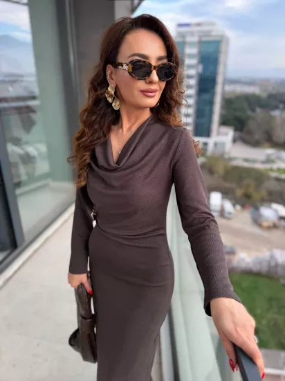 Kahverengi Fitilli Broşlu Likralı Tok Kaşkorse Kumaş Degaje Elbise