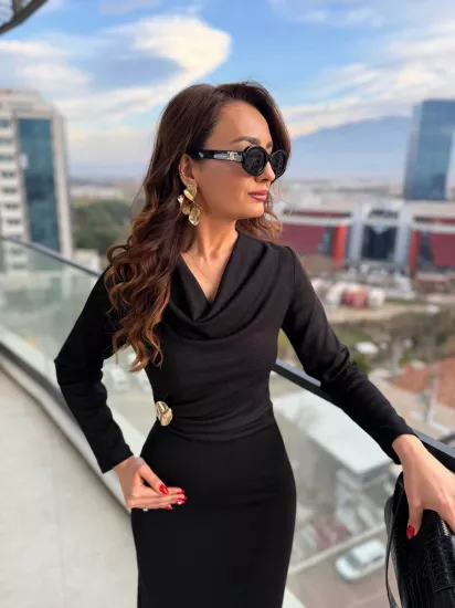 Siyah Fitilli Broşlu Likralı Tok Kaşkorse Kumaş Degaje Elbise