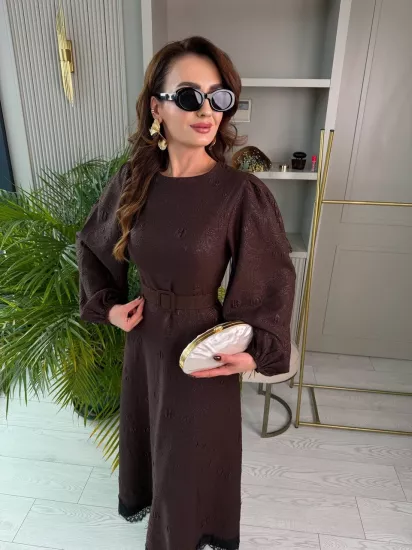 Kahverengi Kemerli İthal Kabartma Desenli Kumaş Elbise