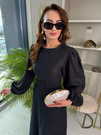 Siyah Kemerli İthal Kabartma Desenli Kumaş Elbise