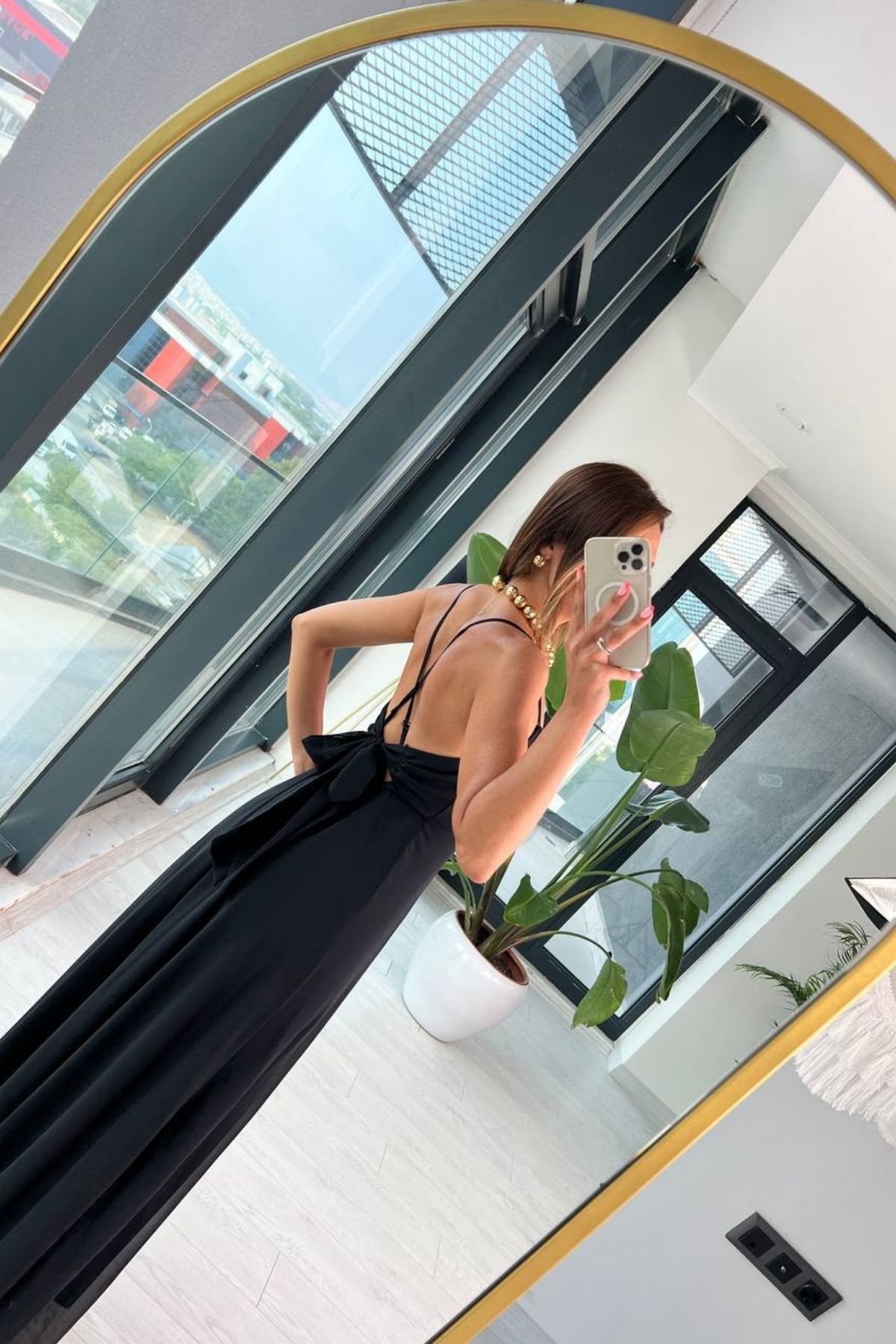 Tasarım%20Siyah%20Sırt%20Detaylı%20Şifon%20Elbise