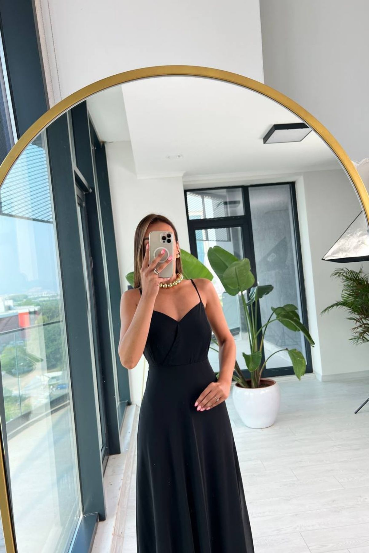 Tasarım%20Siyah%20Sırt%20Detaylı%20Şifon%20Elbise