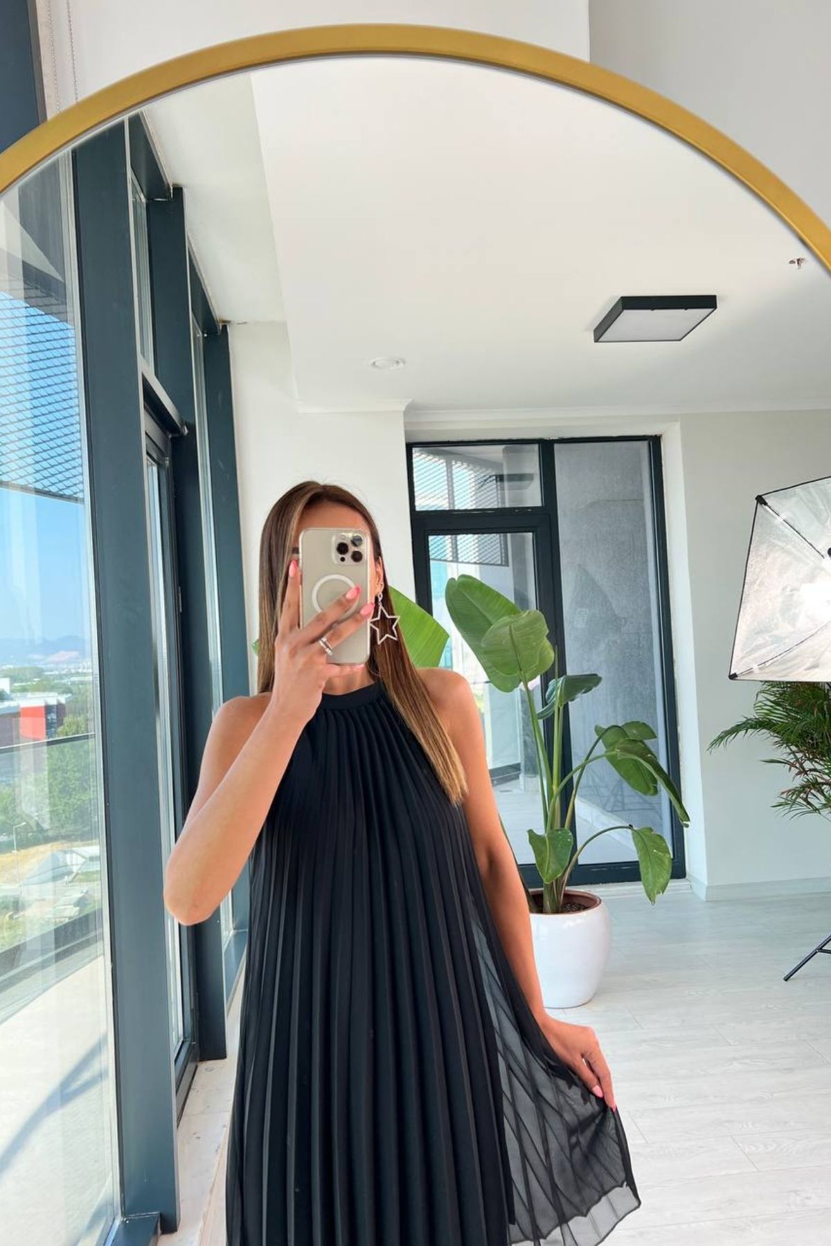 Siyah%20Piliseli%20Astarlı%20Halter%20Yaka%20Şifon%20Elbise