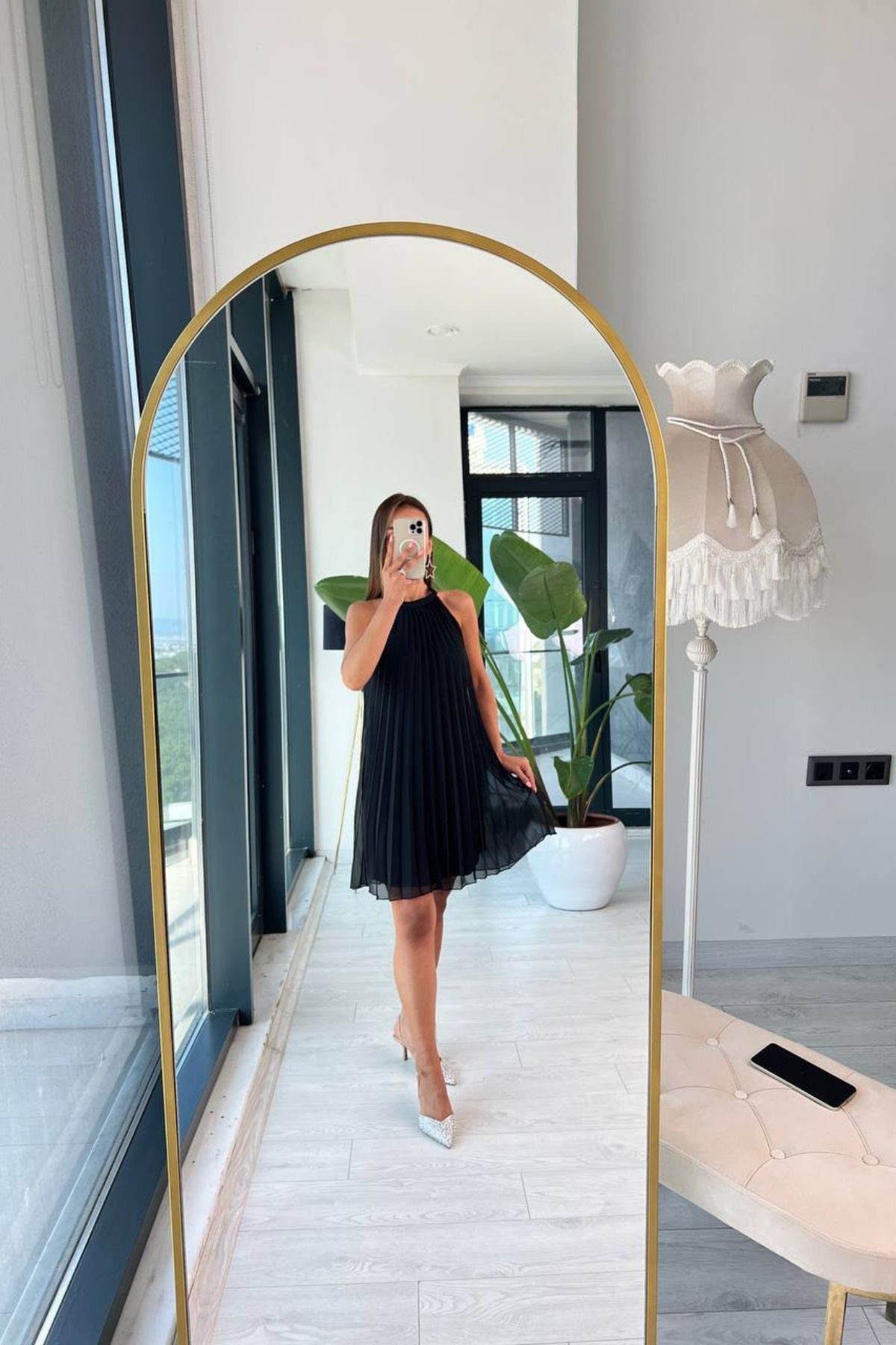 Siyah%20Piliseli%20Astarlı%20Halter%20Yaka%20Şifon%20Elbise
