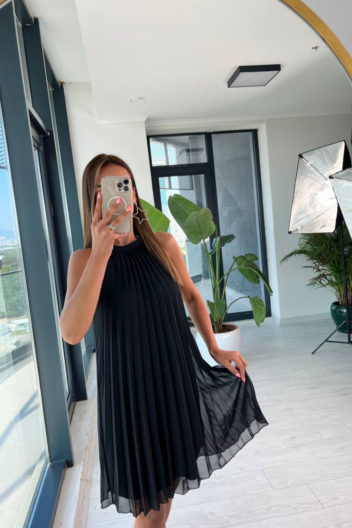Siyah%20Piliseli%20Astarlı%20Halter%20Yaka%20Şifon%20Elbise