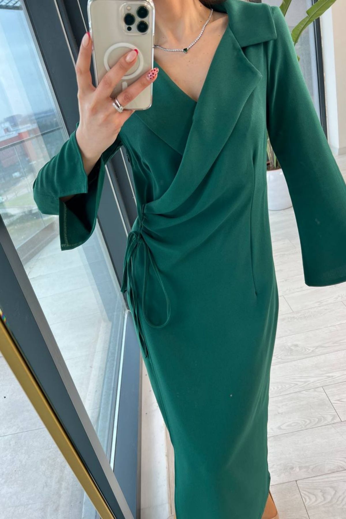 Zümrüt%20Kol%20Detaylı%20Kruvaze%20Crep%20Elbise