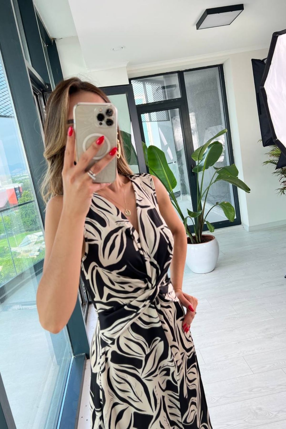Siyah%20Desenli%20Kolsuz%20Düğüm%20Detaylı%20Saten%20Elbise