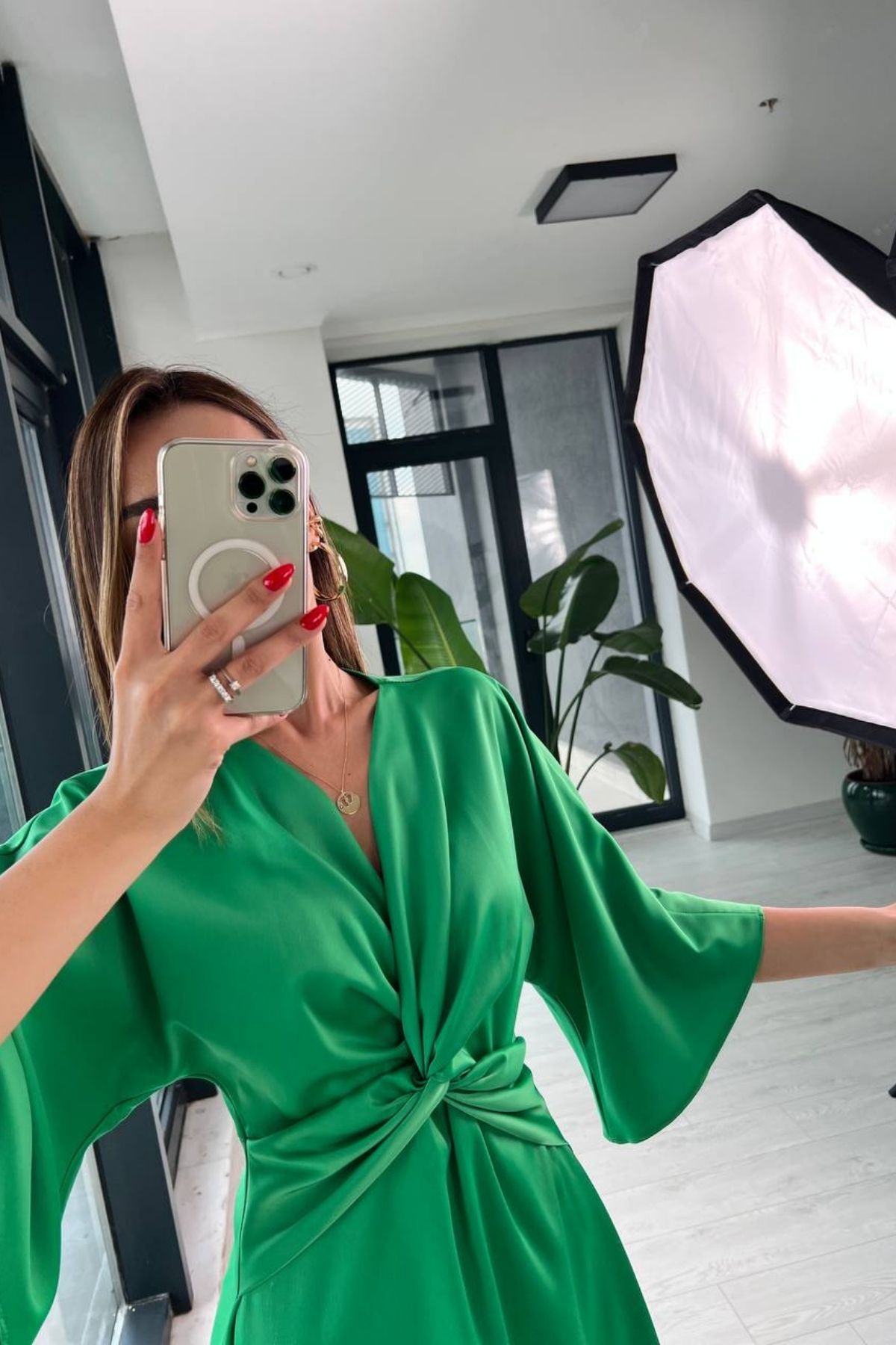 Benotton%20Yeşili%20Düğüm%20Detaylı%20Tok%20Saten%20Elbise