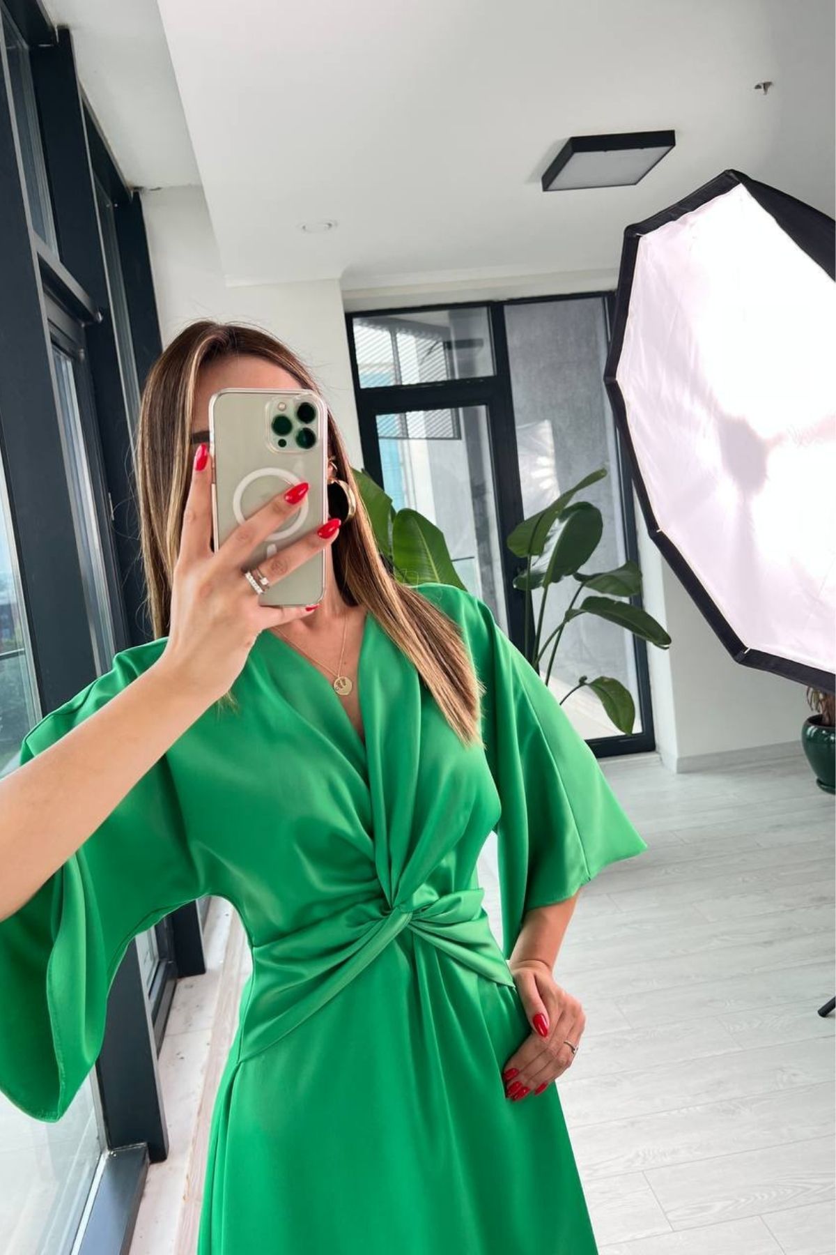 Benotton%20Yeşili%20Düğüm%20Detaylı%20Tok%20Saten%20Elbise