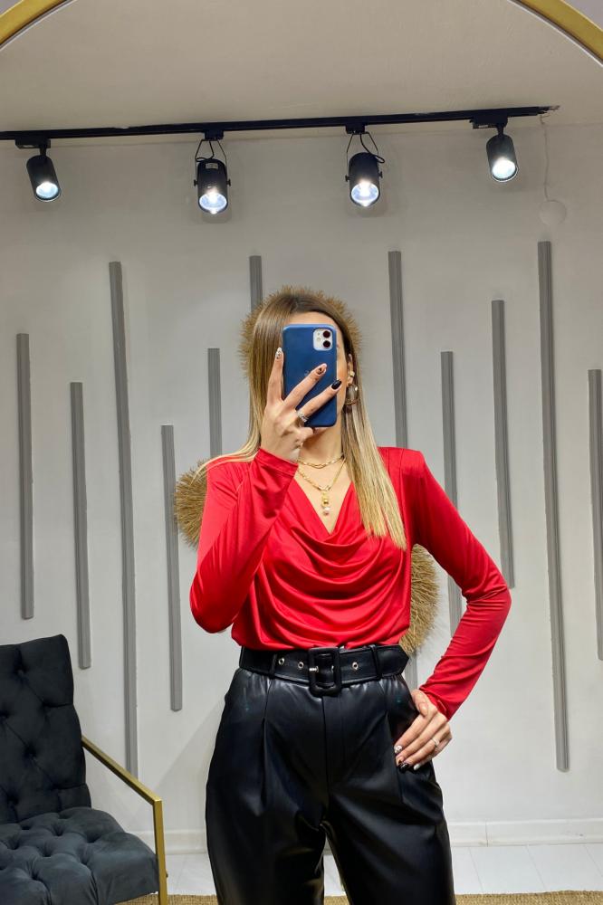 Kırmızı%20Vatkalı%20Drape%20Detaylı%20Bluz