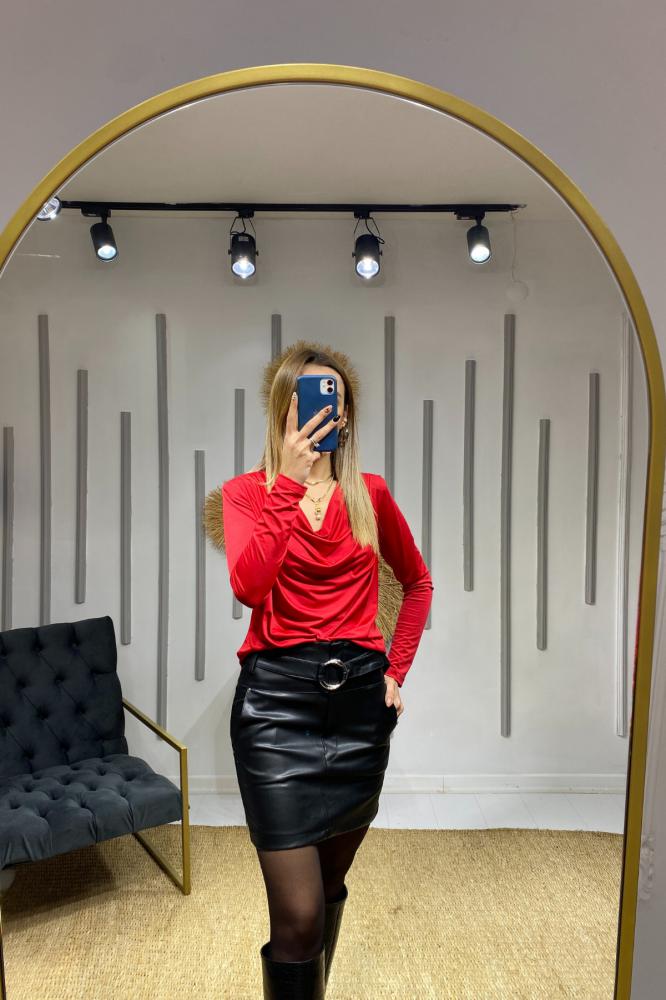 Kırmızı%20Vatkalı%20Drape%20Detaylı%20Bluz