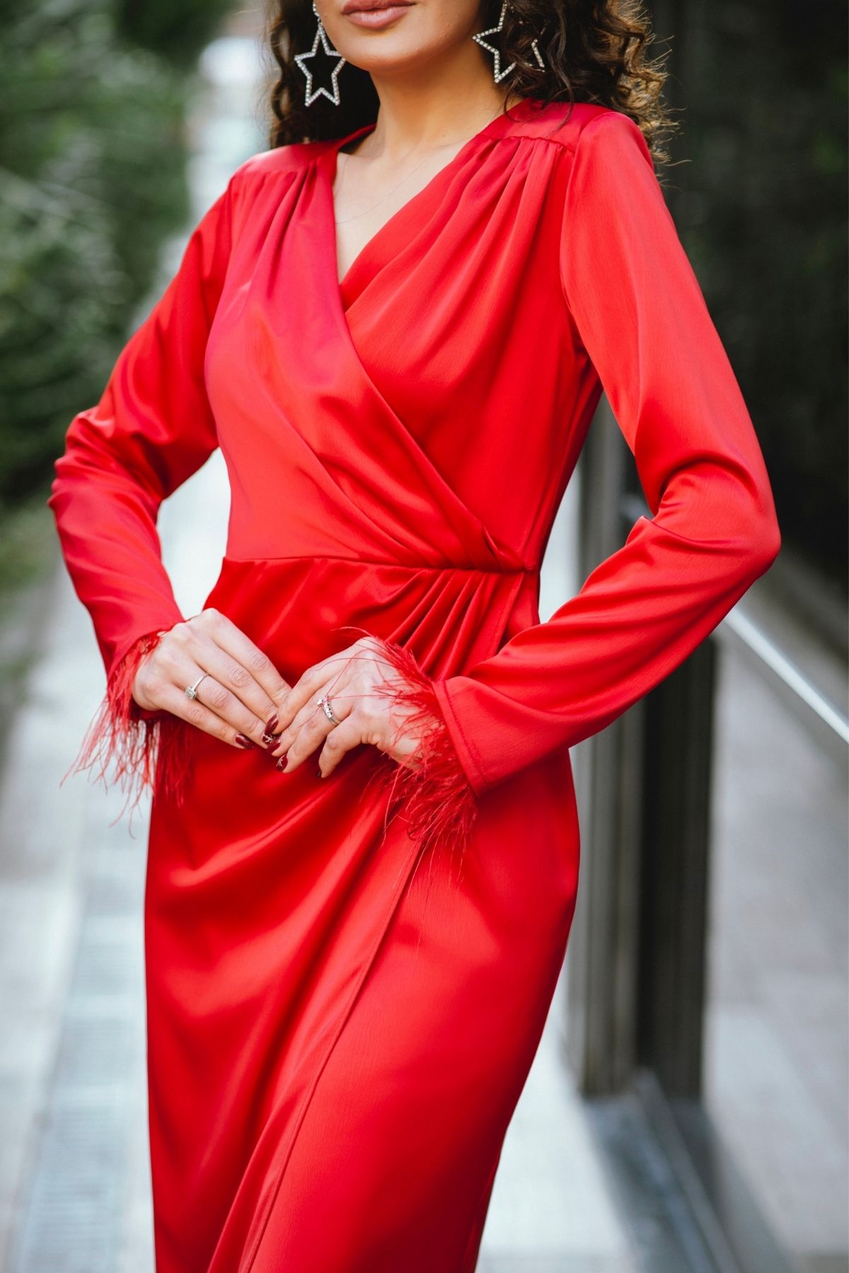 Tasarım Kırmızı Saten Kolu Tüylü Elbise