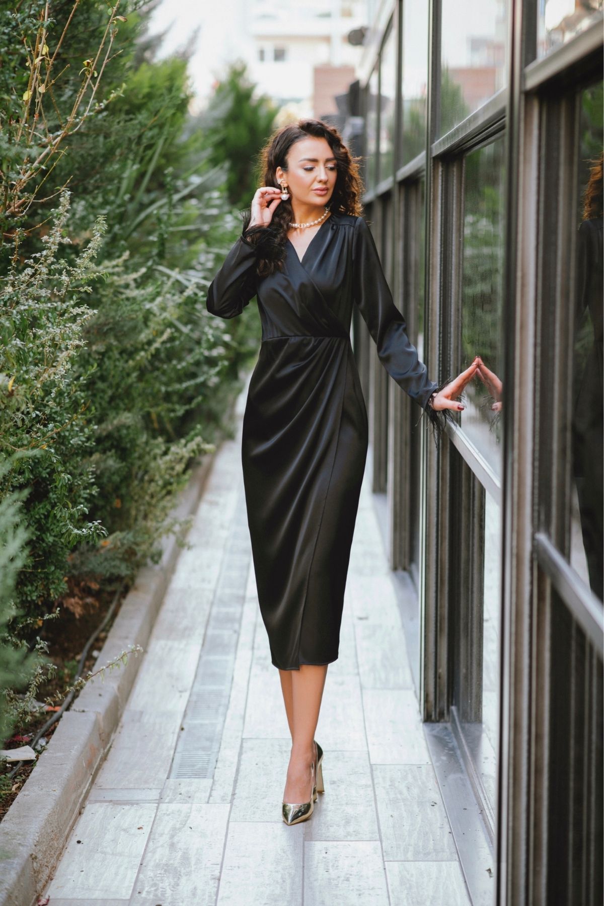 Tasarım Siyah Saten Kolu Tüylü Elbise