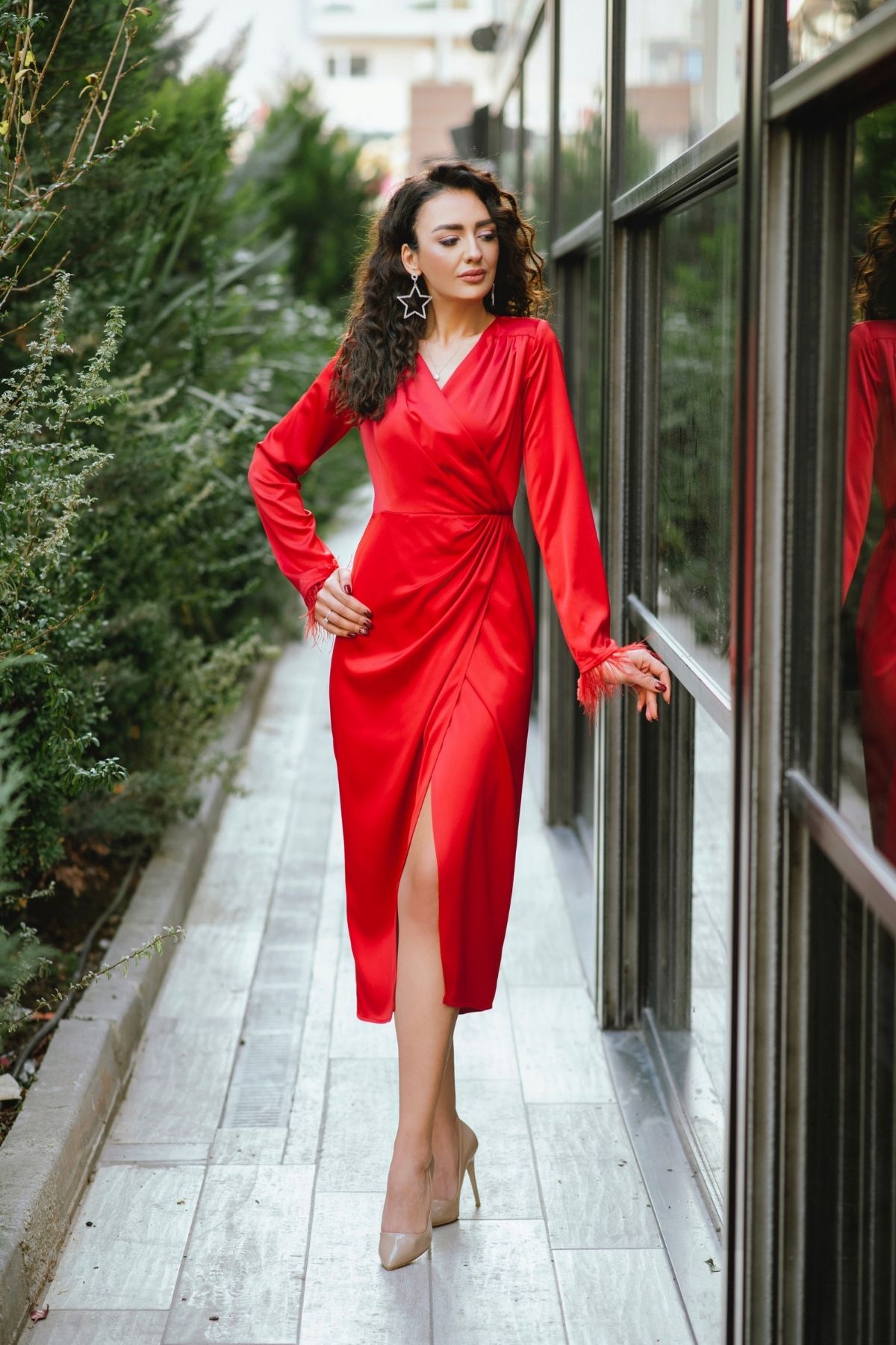 Tasarım Kırmızı Saten Kolu Tüylü Elbise