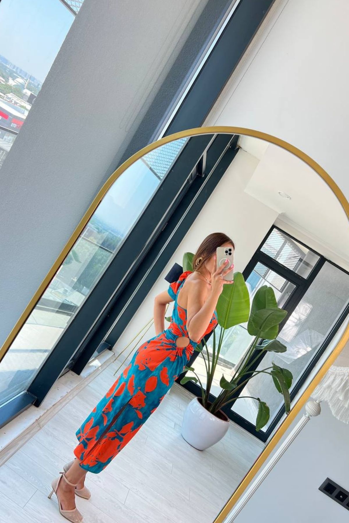 Tek%20Kol%20Bel%20ve%20Yırtmaç%20Detaylı%20Orange%20Elbise