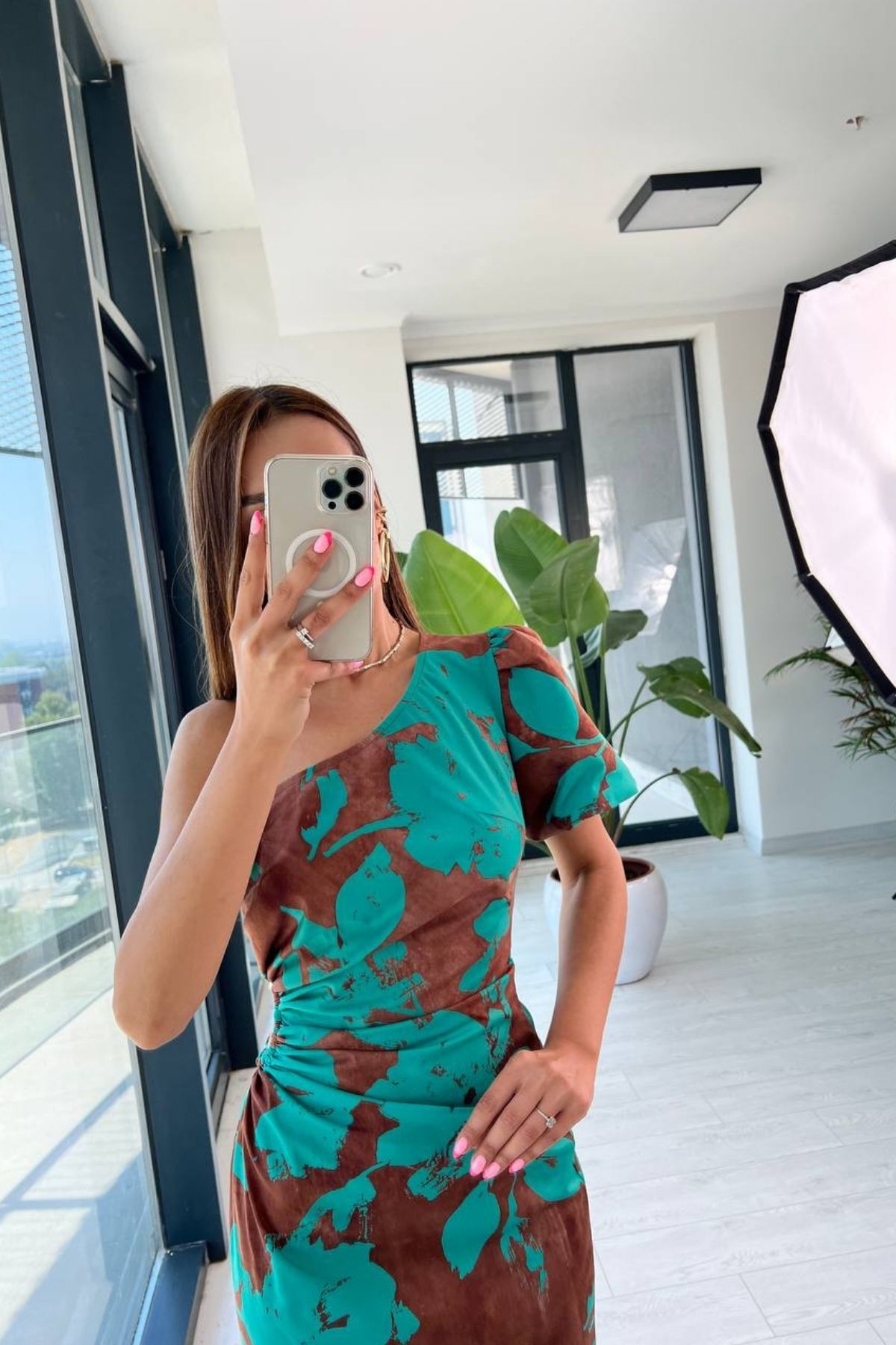 Tek%20Kol%20Bel%20ve%20Yırtmaç%20Detaylı%20Yeşil%20Kahverengi%20%20Elbise