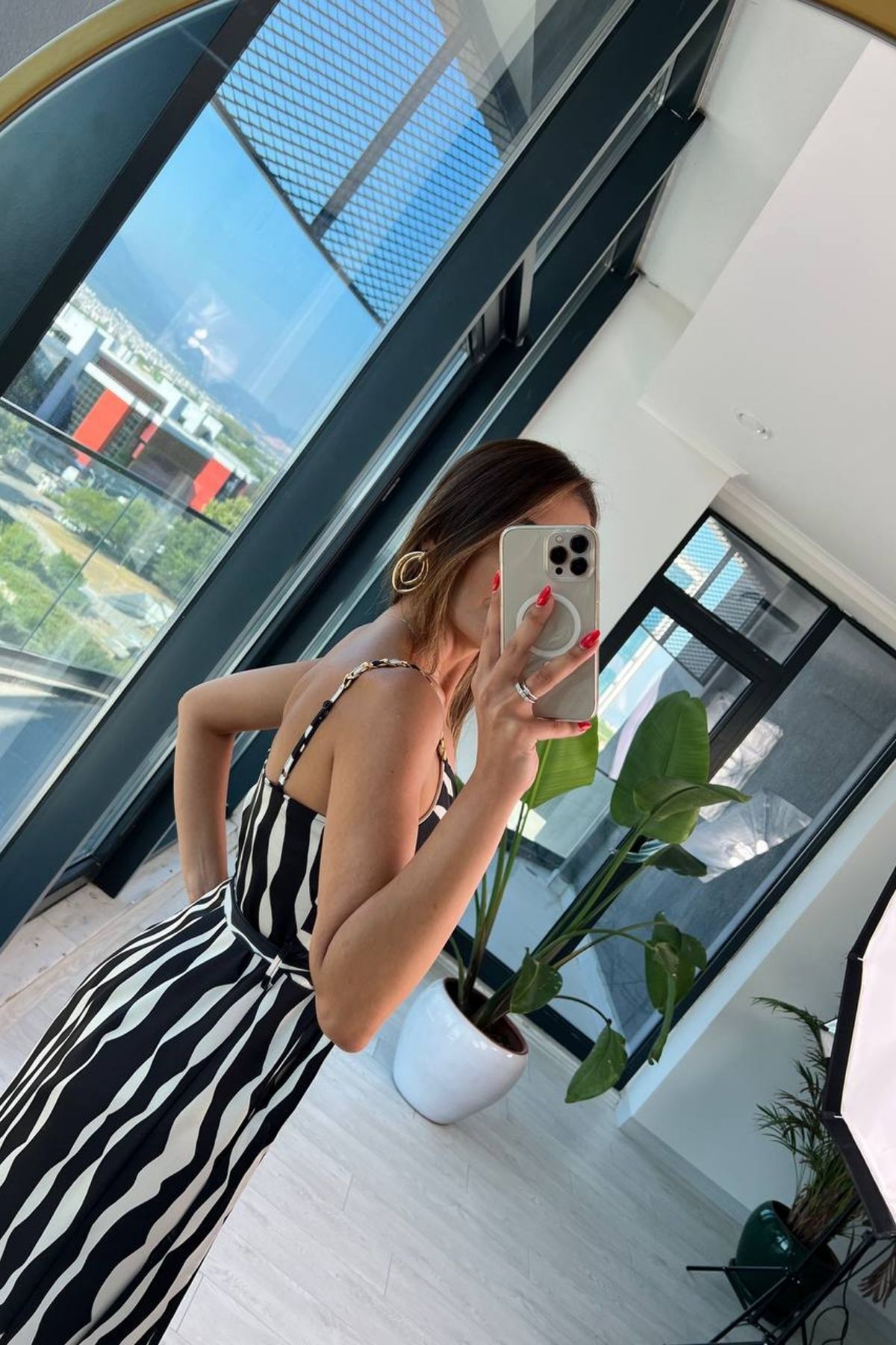 Siyah%20Beyaz%20Zincir%20Askılı%20Saten%20Elbise