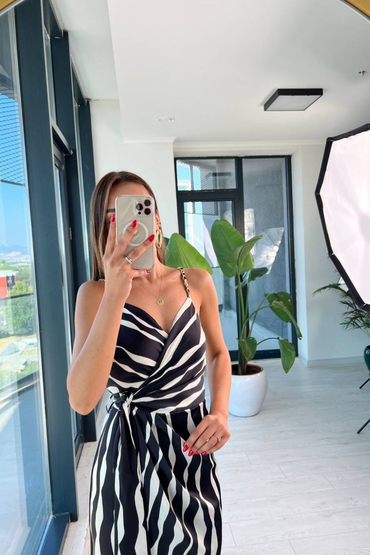 Siyah%20Beyaz%20Zincir%20Askılı%20Saten%20Elbise