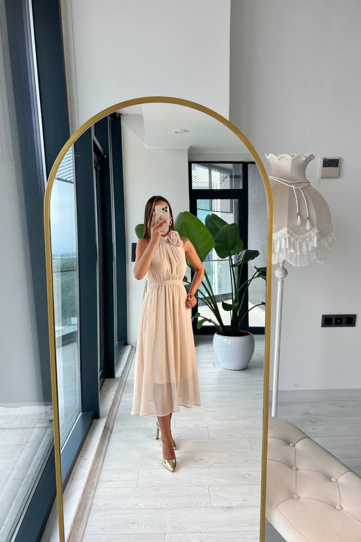 Bej%20Şifon%20Astarlı%20Gül%20Broşlu%20Rose%20Elbise