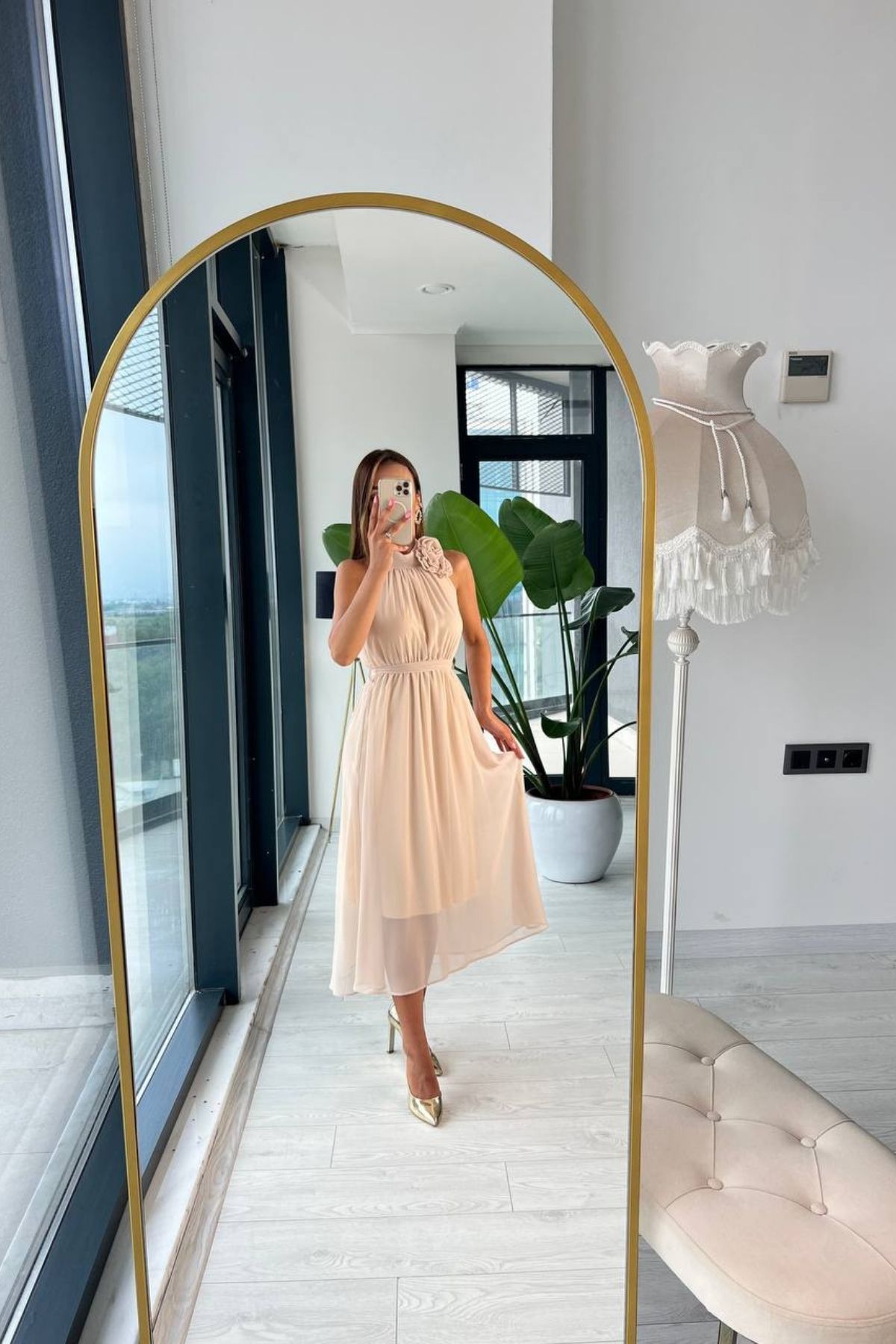Bej%20Şifon%20Astarlı%20Gül%20Broşlu%20Rose%20Elbise