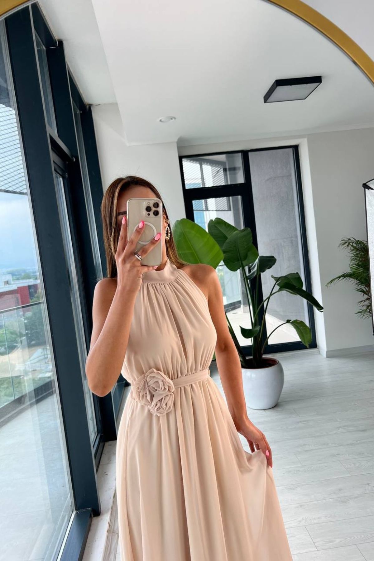 Bej%20Şifon%20Astarlı%20Gül%20Broşlu%20Rose%20Elbise