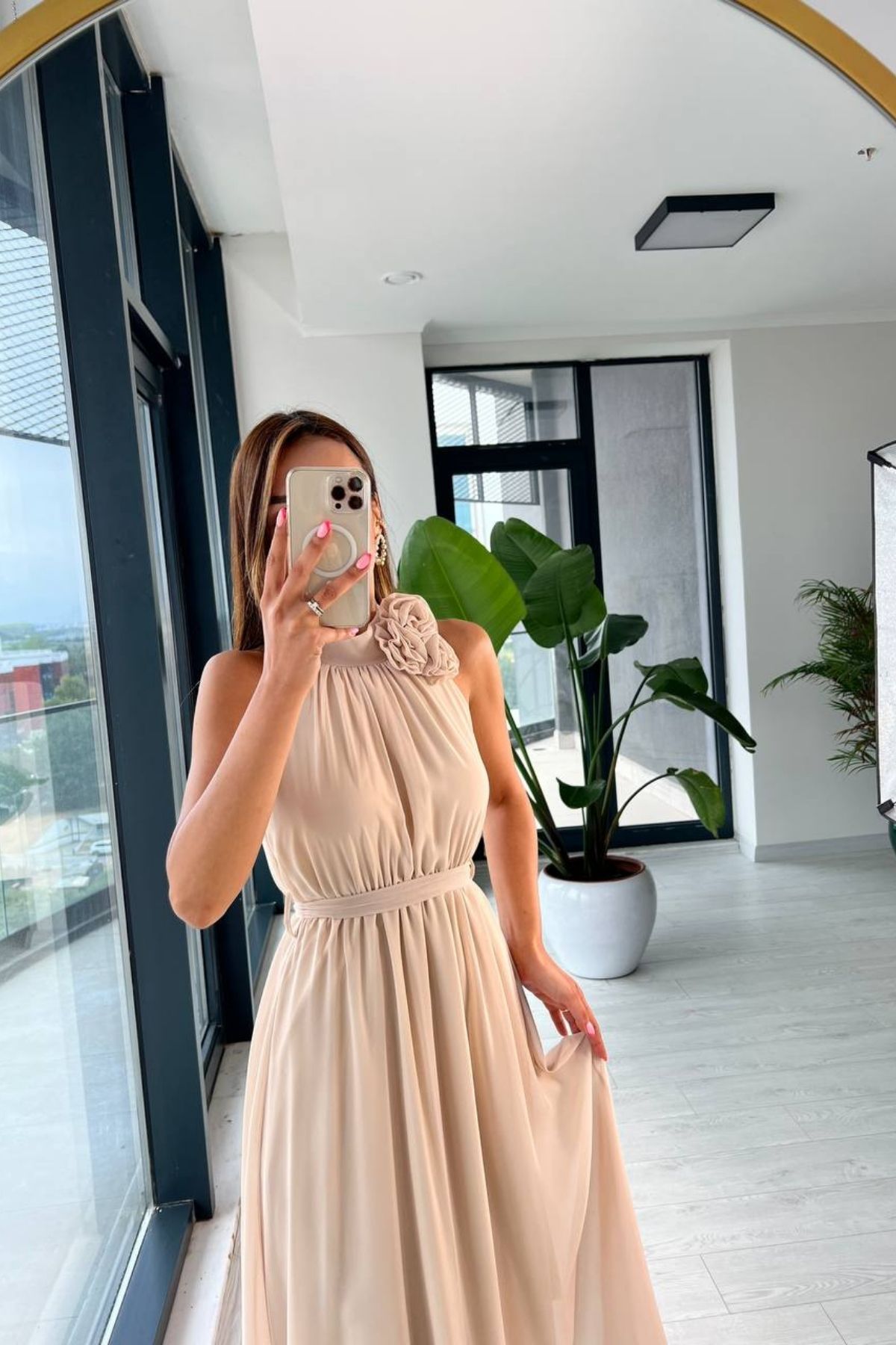 Bej%20Şifon%20Astarlı%20Gül%20Broşlu%20Rose%20Elbise