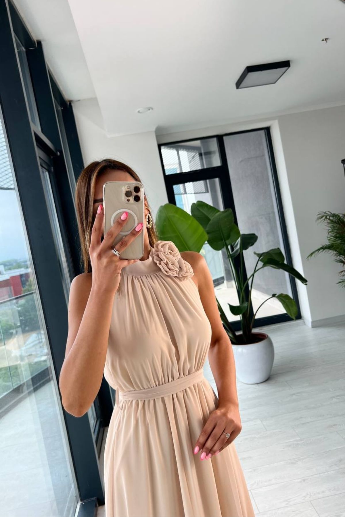 Bej%20Şifon%20Astarlı%20Gül%20Broşlu%20Rose%20Elbise
