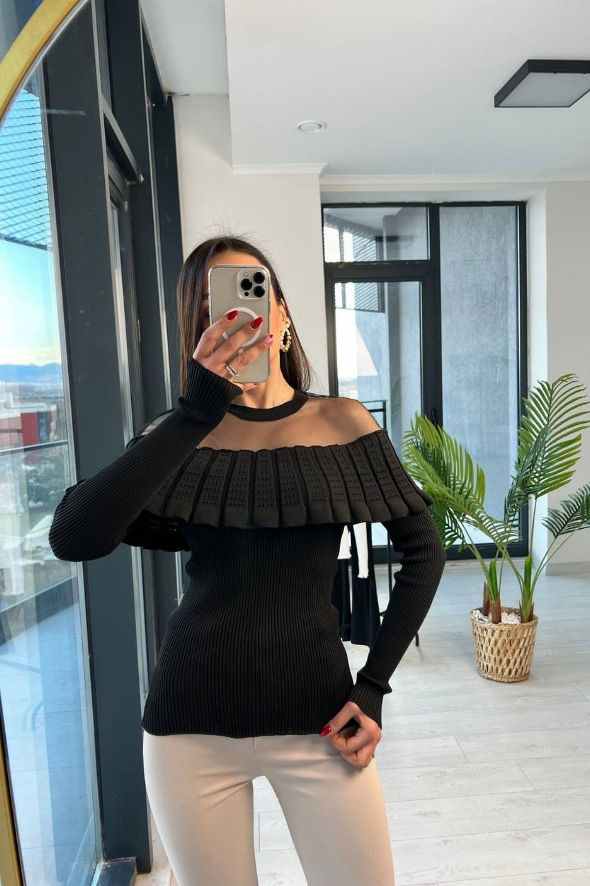 Siyah Tül Yaka Detaylı Triko Bluz