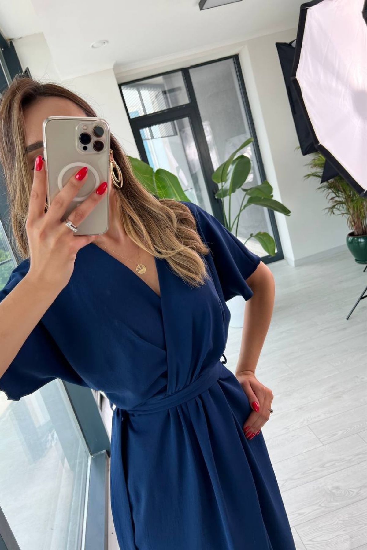 Lacivert%20Astarlı%20Yırtmaç%20Detaylı%20Elbise