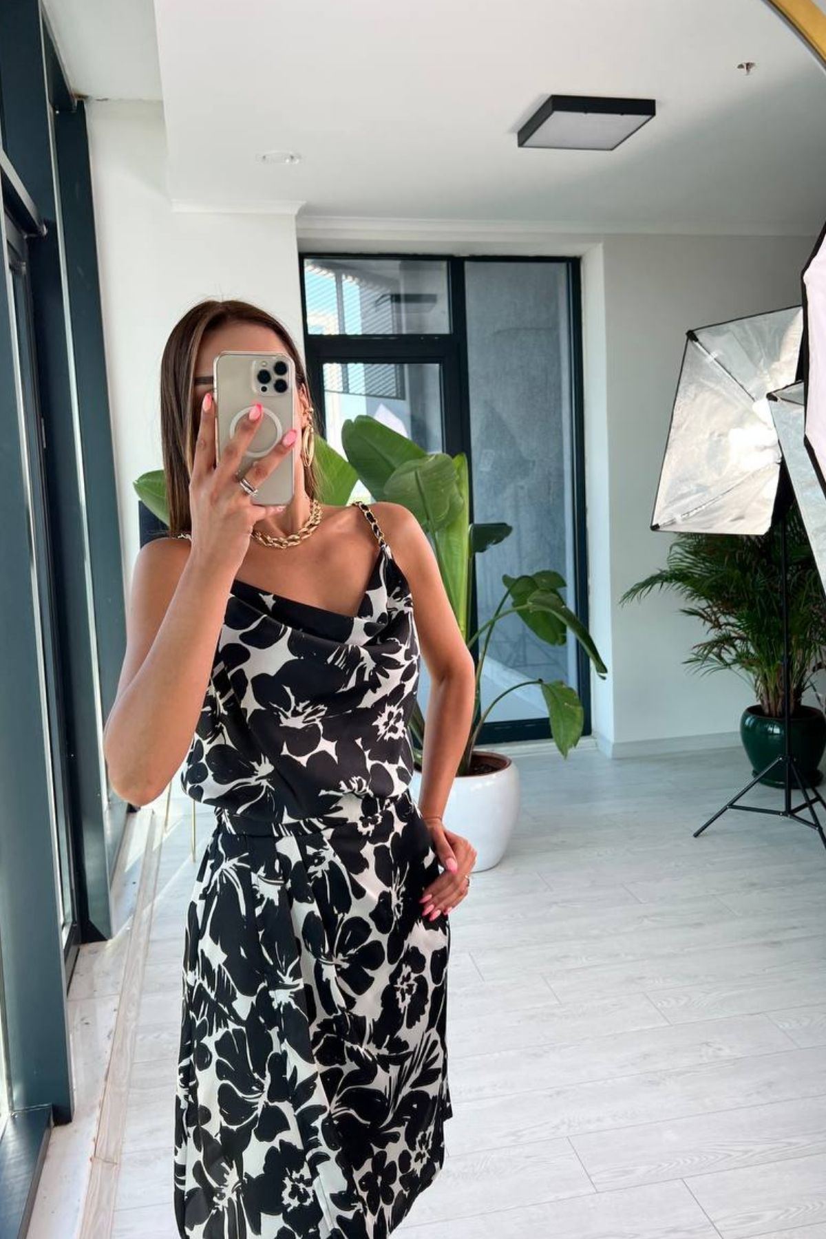 Siyah%20çiçek%20desenli%20zincir%20askılı%20degaje%20yaka%20saten%20elbise