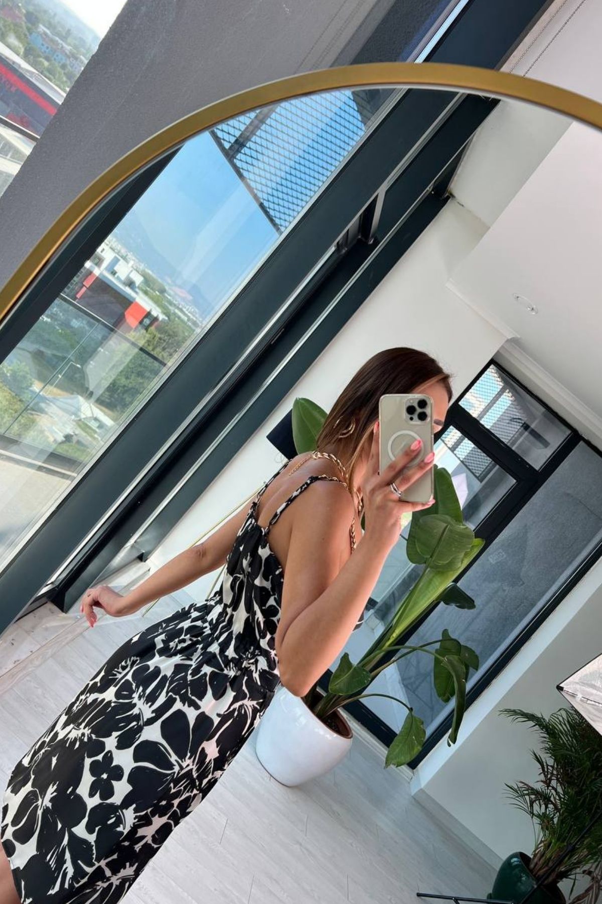 Siyah%20çiçek%20desenli%20zincir%20askılı%20degaje%20yaka%20saten%20elbise