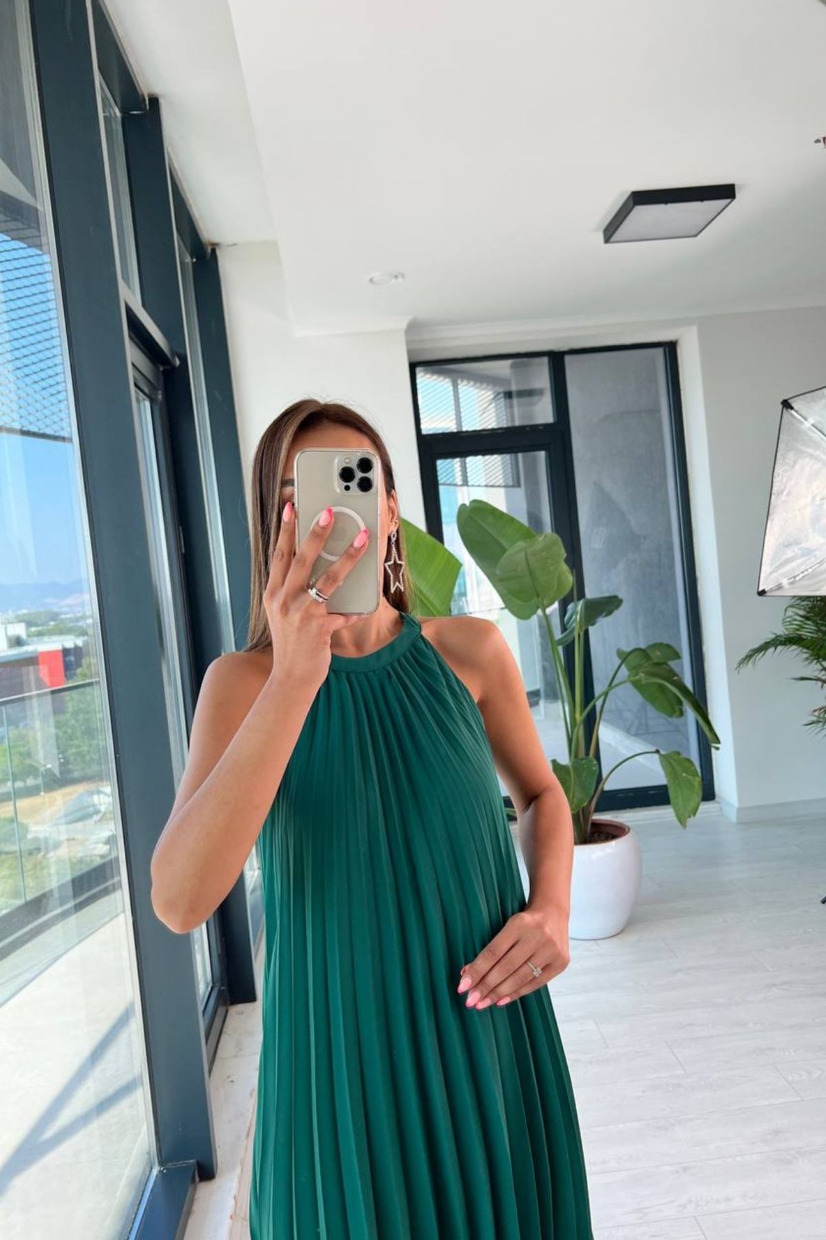 Zümrüt%20Piliseli%20Astarlı%20Halter%20Yaka%20Şifon%20Elbise
