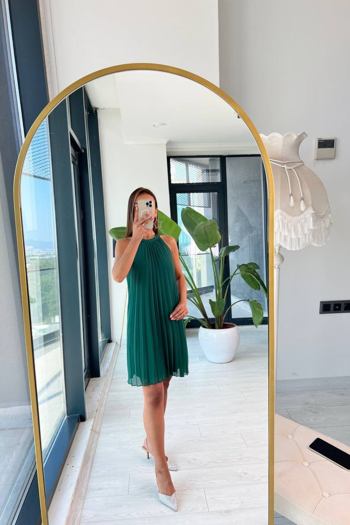 Zümrüt%20Piliseli%20Astarlı%20Halter%20Yaka%20Şifon%20Elbise