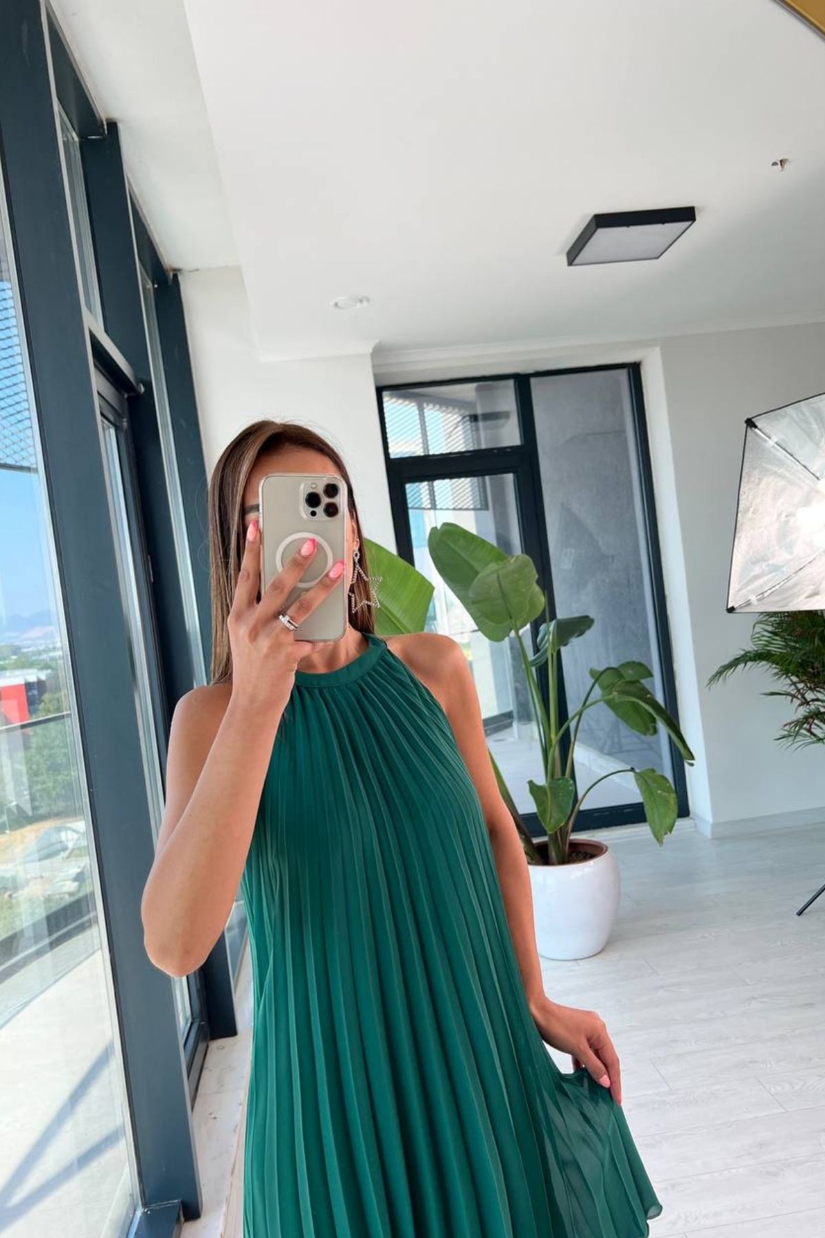 Zümrüt%20Piliseli%20Astarlı%20Halter%20Yaka%20Şifon%20Elbise