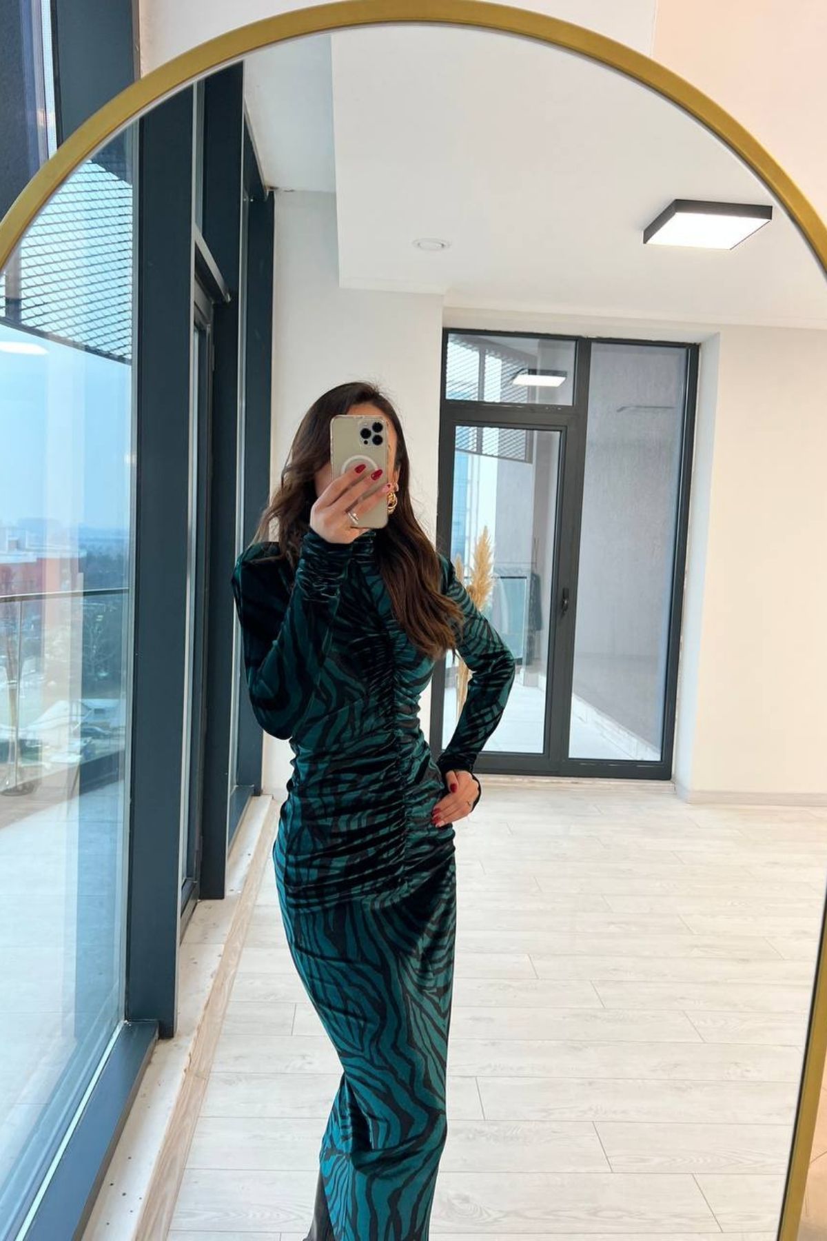 Zümrüt Siyah Kadife Büzgülü Elbise